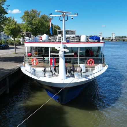 Ein Flusskreuzfahrtschiff liegt am Anleger in Nijmegen Holland