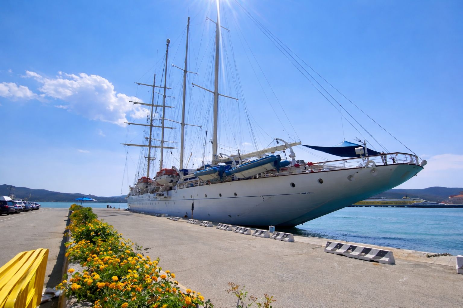 Großes Segelschiff am Hafenanleger vor einer Hundekreuzfahrt mit Blick auf das Meer