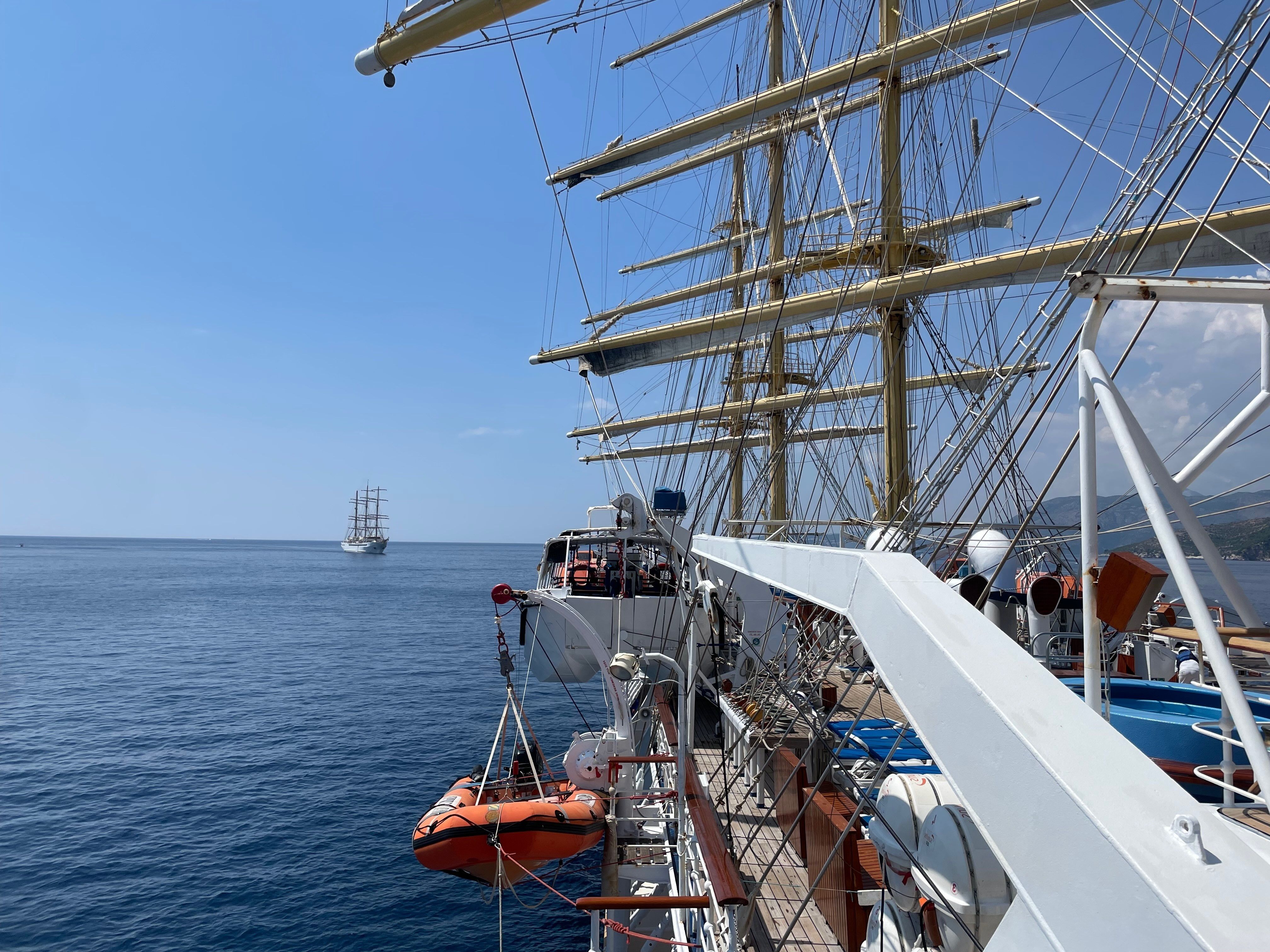 Blick vom Deck eines Segelschiffs im Mittelmeer mit Rettungsboot und Segelmasten während einer Kreuzfahrt