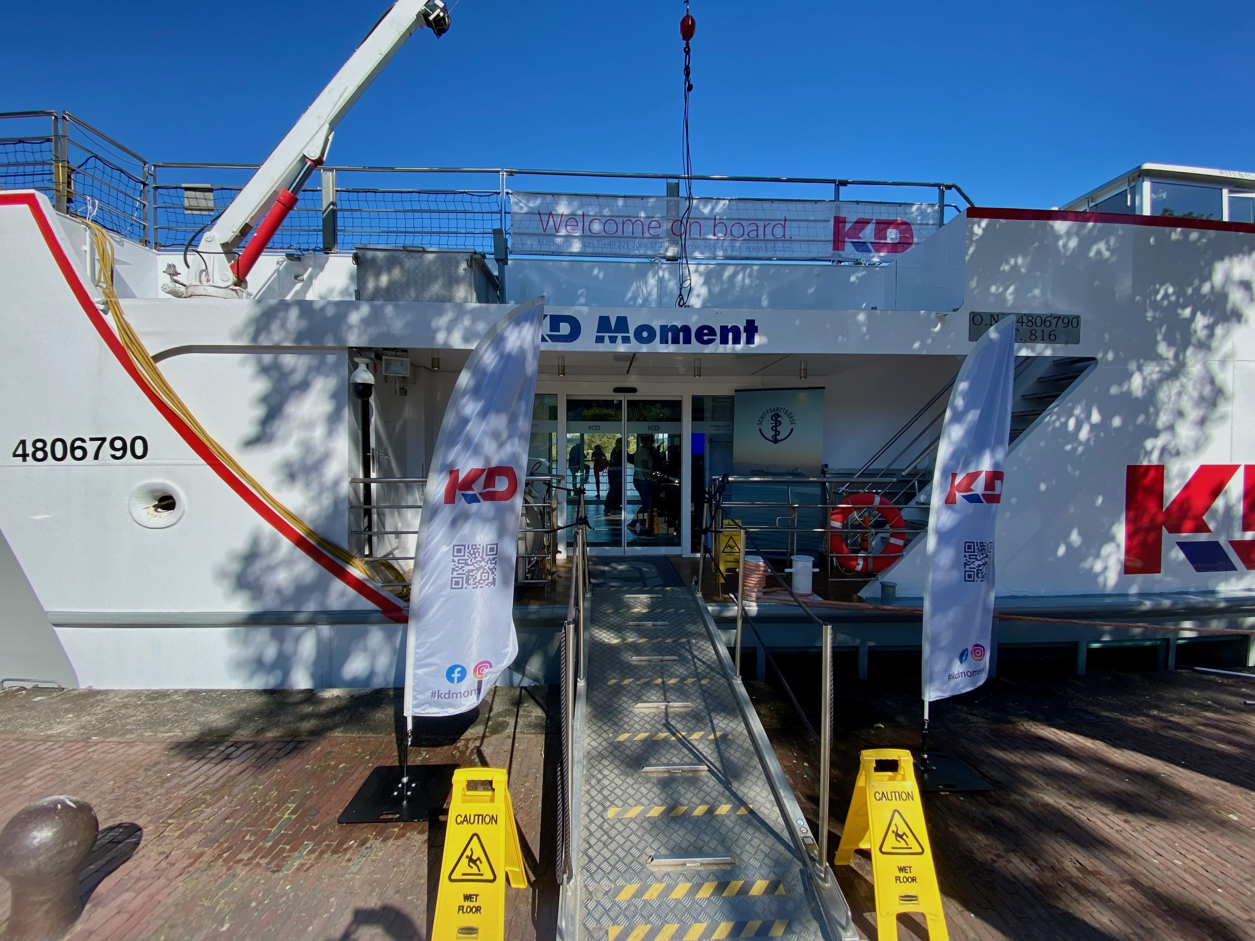 Eingangsbereich der KD Moment mit Zugangsramppe während der Einschiffung für eine Flusskreuzfahrt mit Hund
