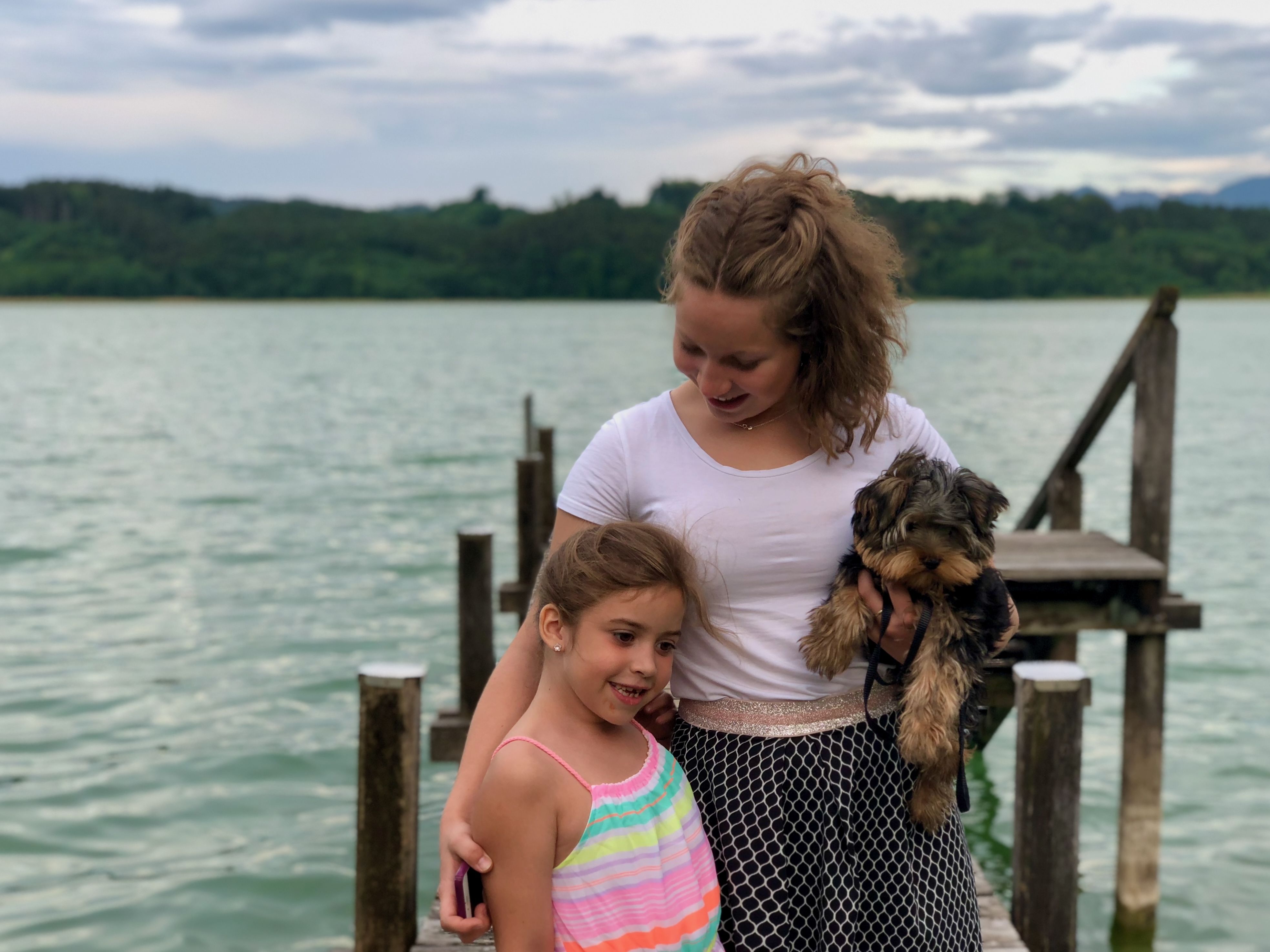 Frau und Kind mit kleinem Hund am Wasser bei einem Landgang während einer Flussreise mit Hund