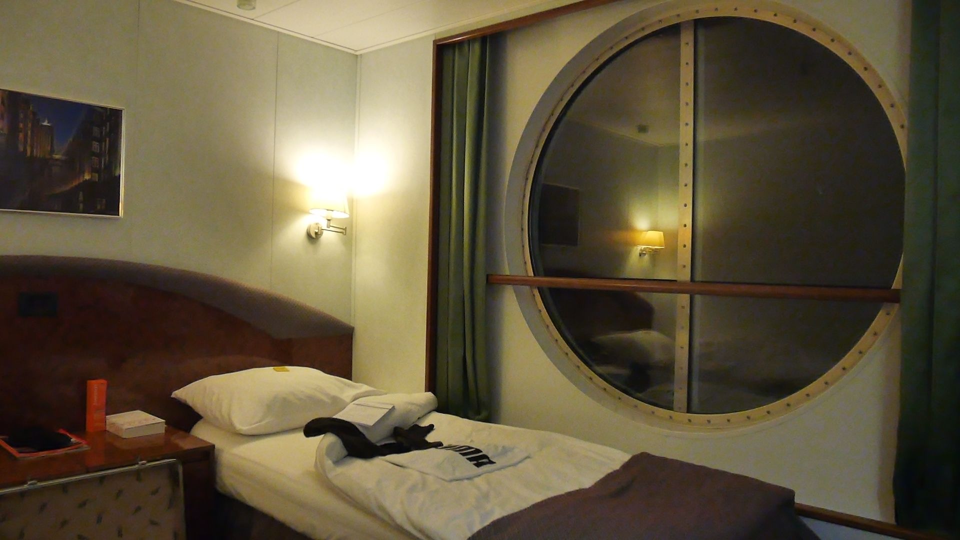 Außenkabine mit Bullauge auf Citizenscience Forschungsschiff