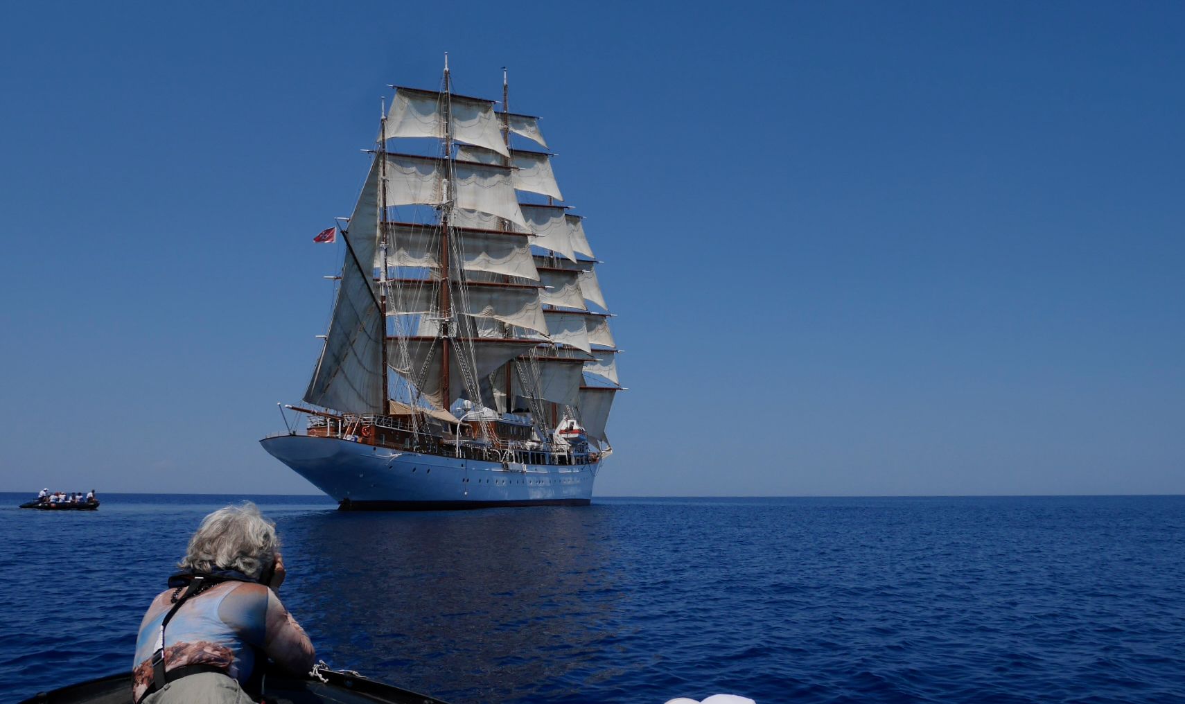 Segelschiff Star Flyer auf einer Kreuzfahrt im Mittelmeer nahe Griechenland, fotografiert von einem kleinen Boot aus