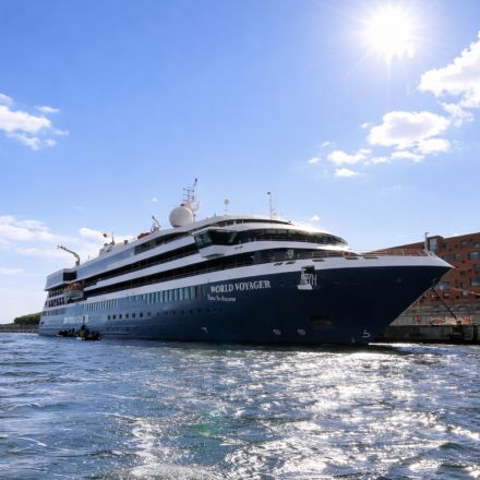 World Voyager Kreuzfahrtschiff bei sonnigem Wetter im Hafen