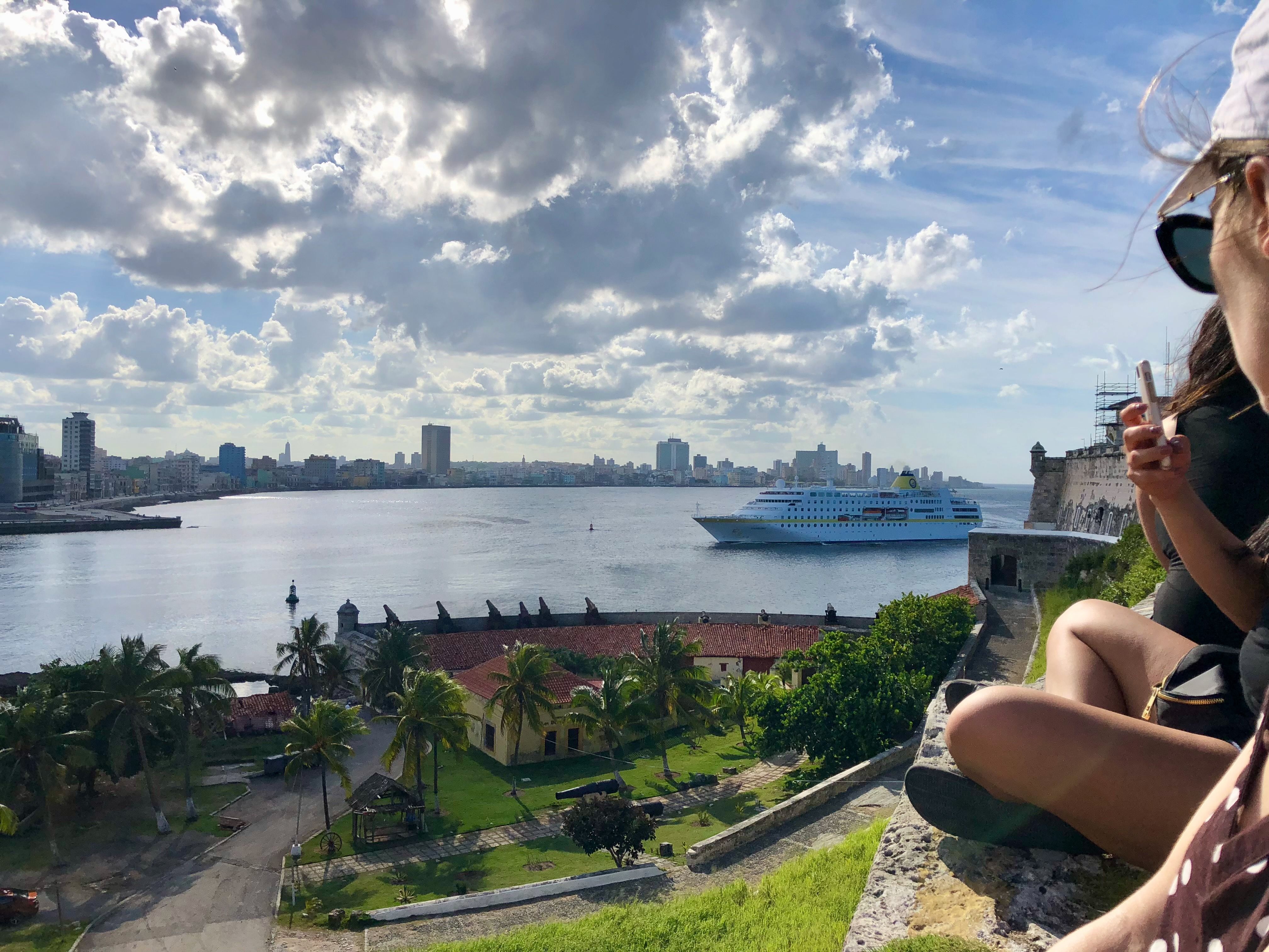 MS Hamburg für Karibik- und Hundefreunde beim Einlauf in den Hafen von Habana, Kuba