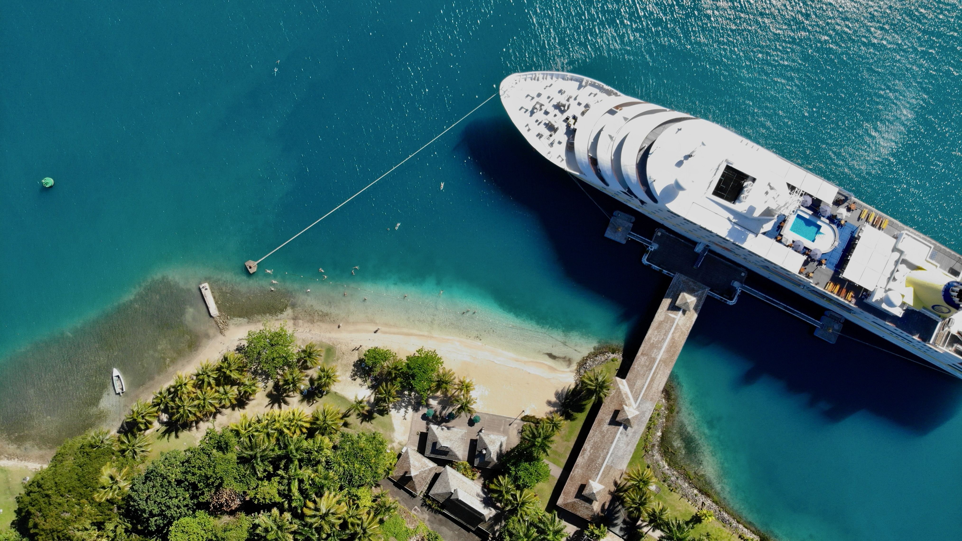 Luftaufnahme eines Kreuzfahrtschiffs im Hafen während einer Hochseekreuzfahrt