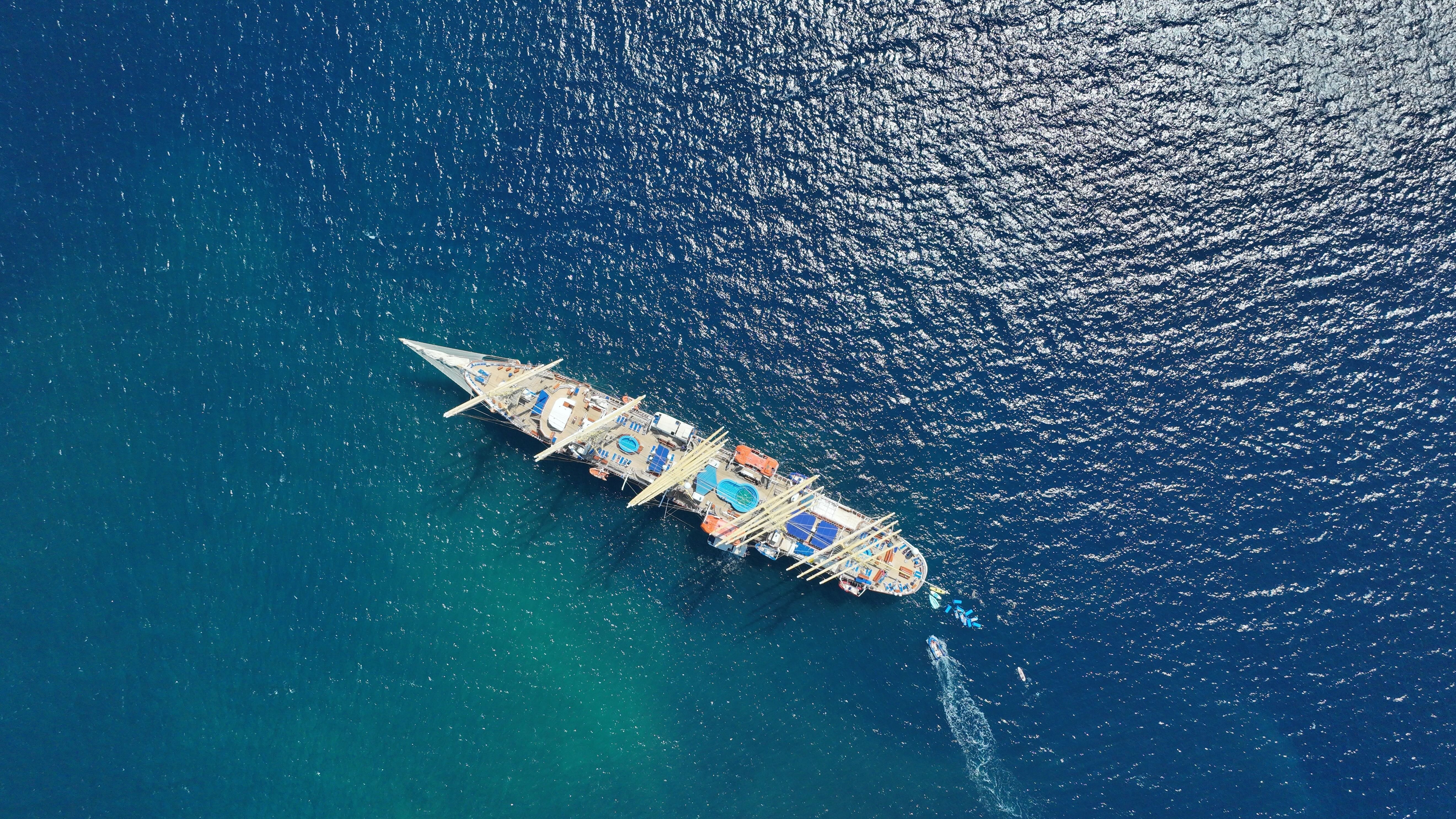 Großes Segelschiff Royal Clipper während einer Hochseekreuzfahrt Drohenaufnahme