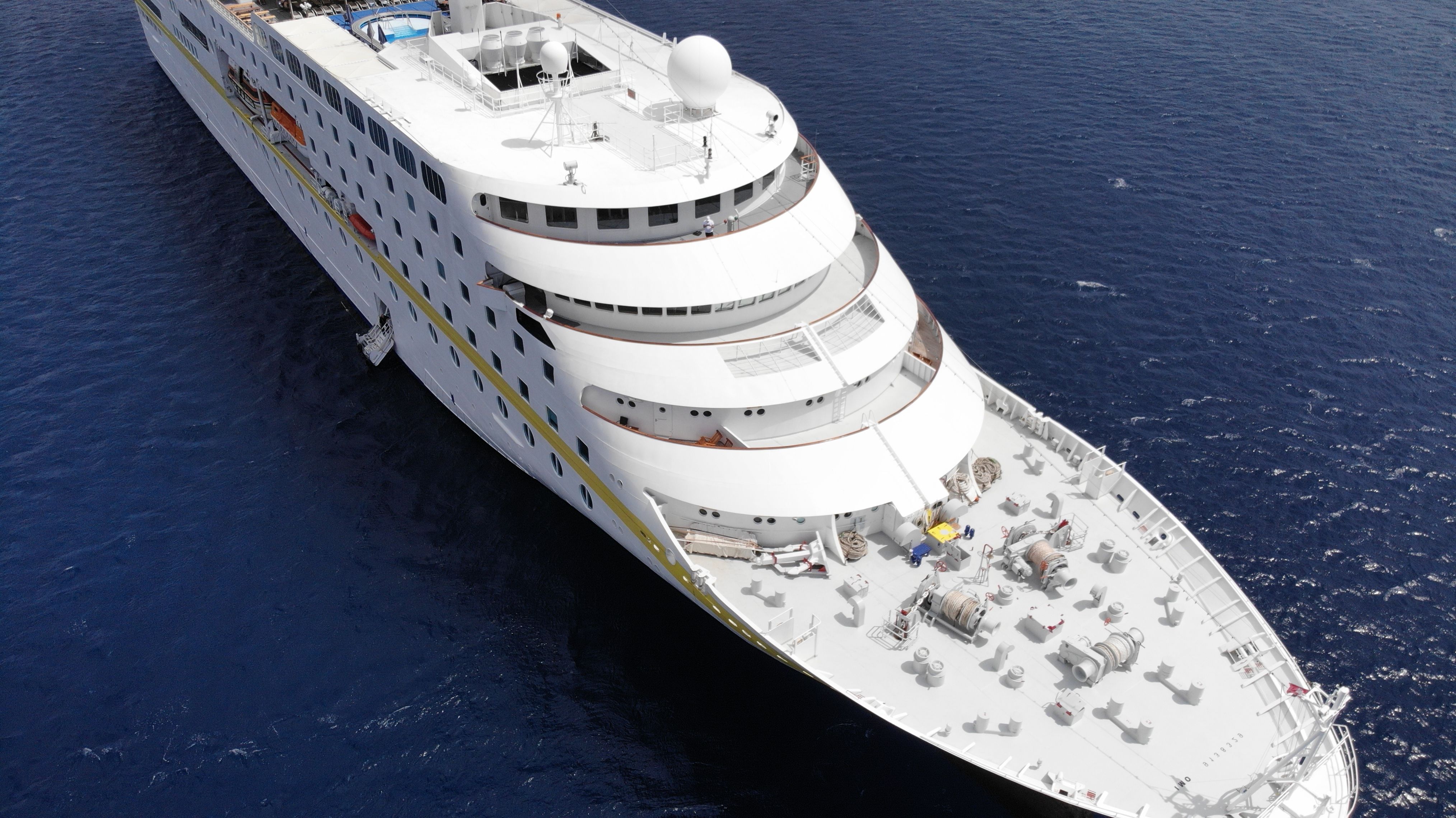 MS Hamburg Kreuzfahrtschiff auf offener See aus der Luft fotografiert