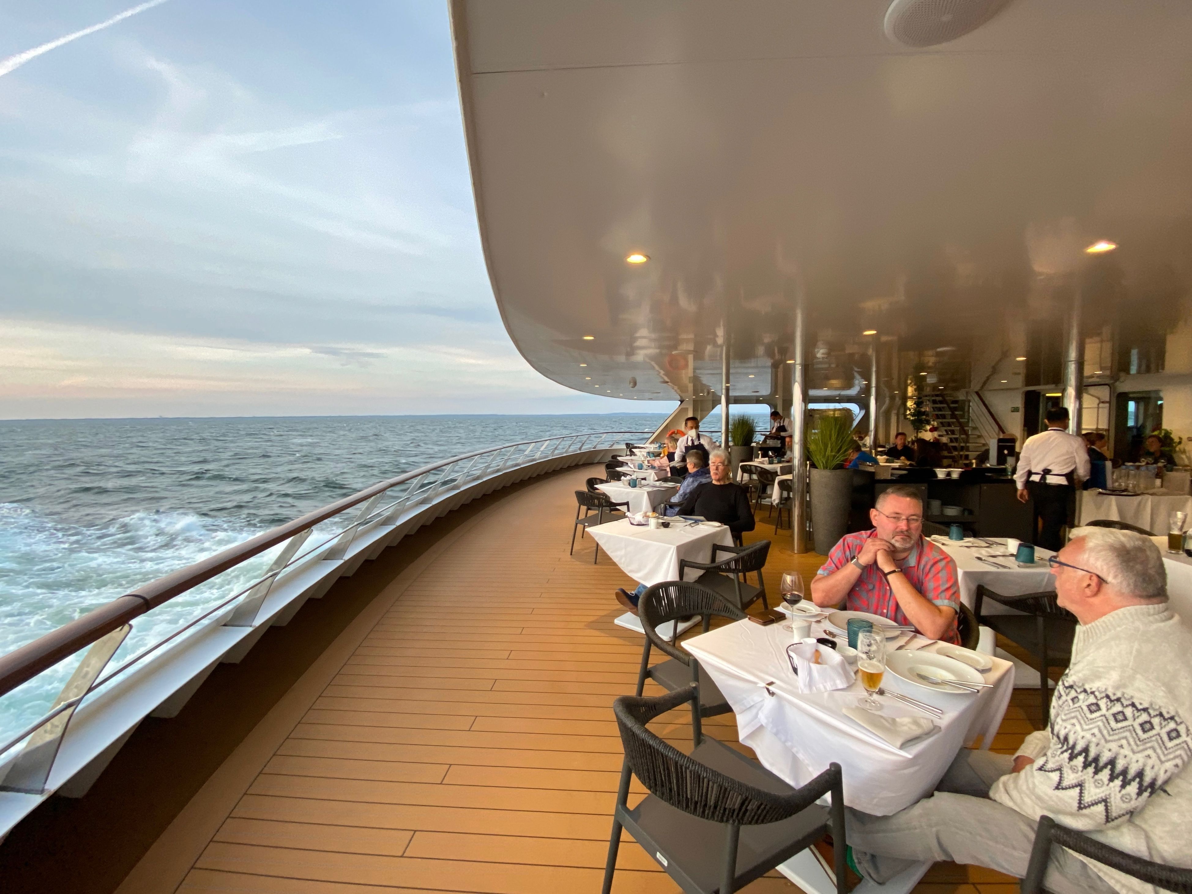 World Voyager - Abendessen auf dem Sonnendeck
