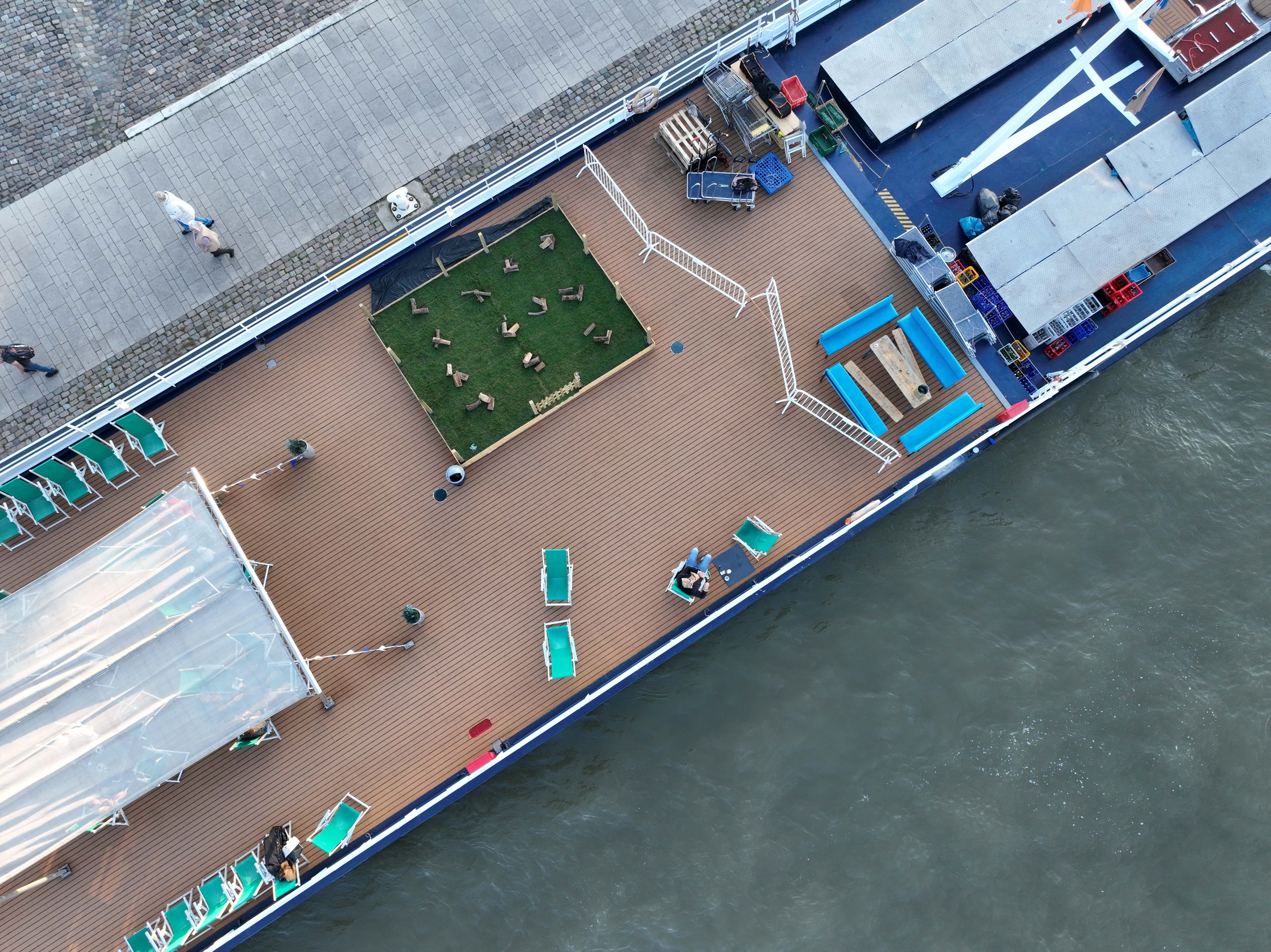 Flusskreuzfahrtschiffes mit Sonnendeck und Hundeauslauf – Flusskreuzfahrt mit Hund