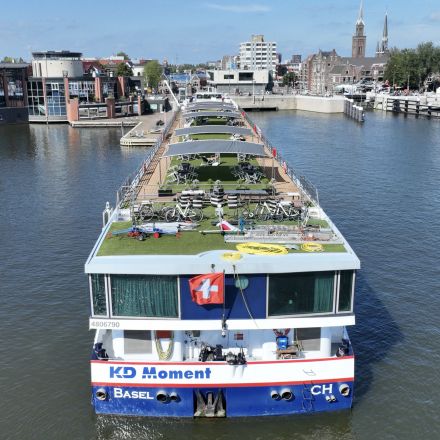 Flusskreuzfahrtschiff im Hafen mit Blick auf das Sonnendeck und die Stadt
