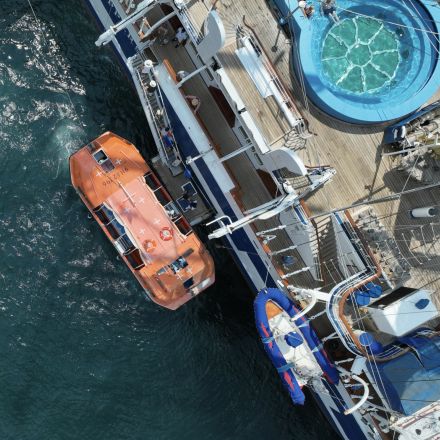 Deck eines Kreuzfahrtschiffs mit Rettungsboot beim tendern aus der Vogelperspektive