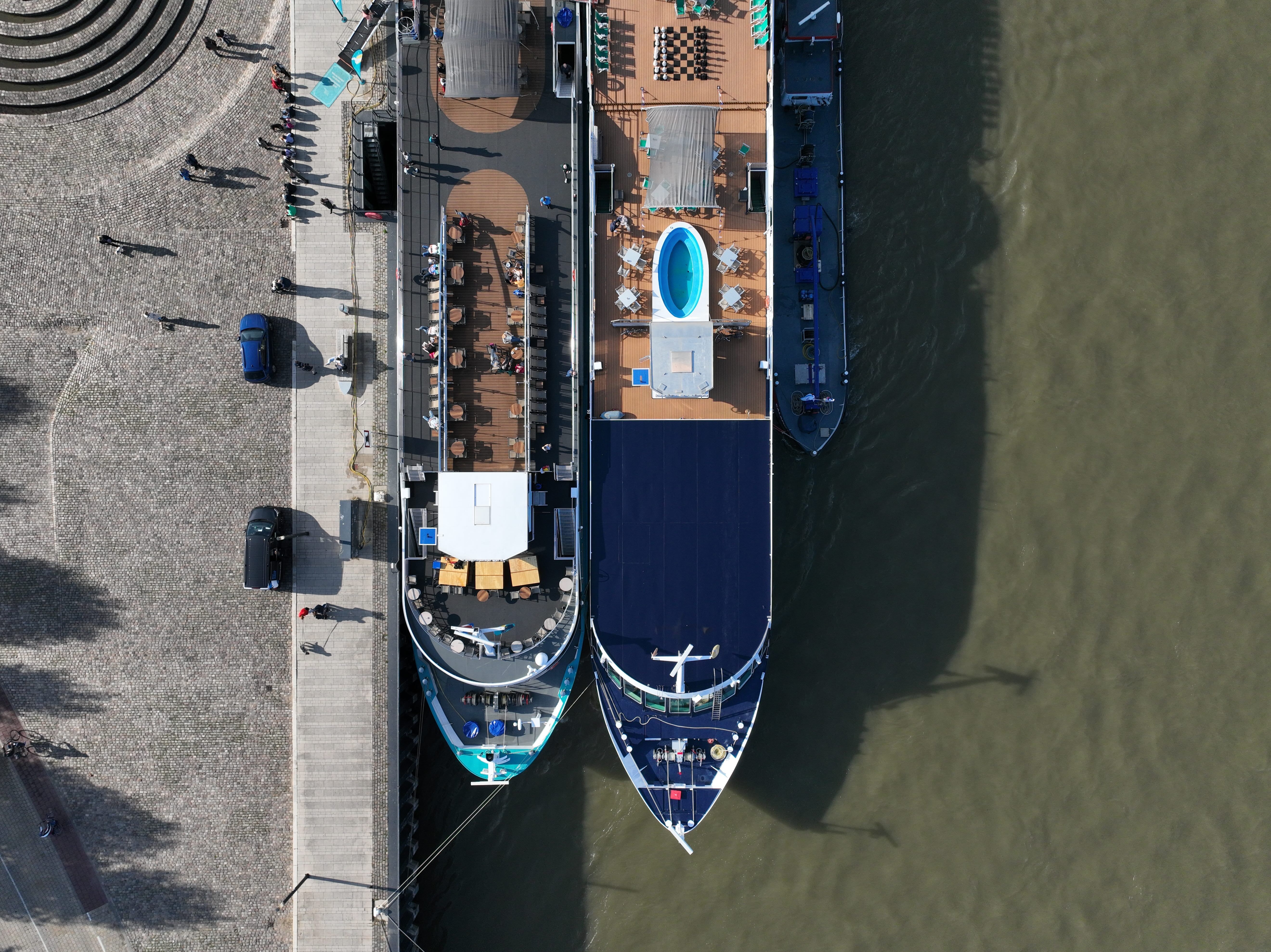 Luftaufnahme von zwei Flusskreuzfahrtschiffen am Anleger mit Blick auf Rhein
