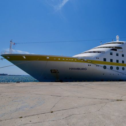 Kreuzfahrtschiff MS Hamburg im Hafen mit Blick auf den Bug und das Meer bei sonnigem Wetter