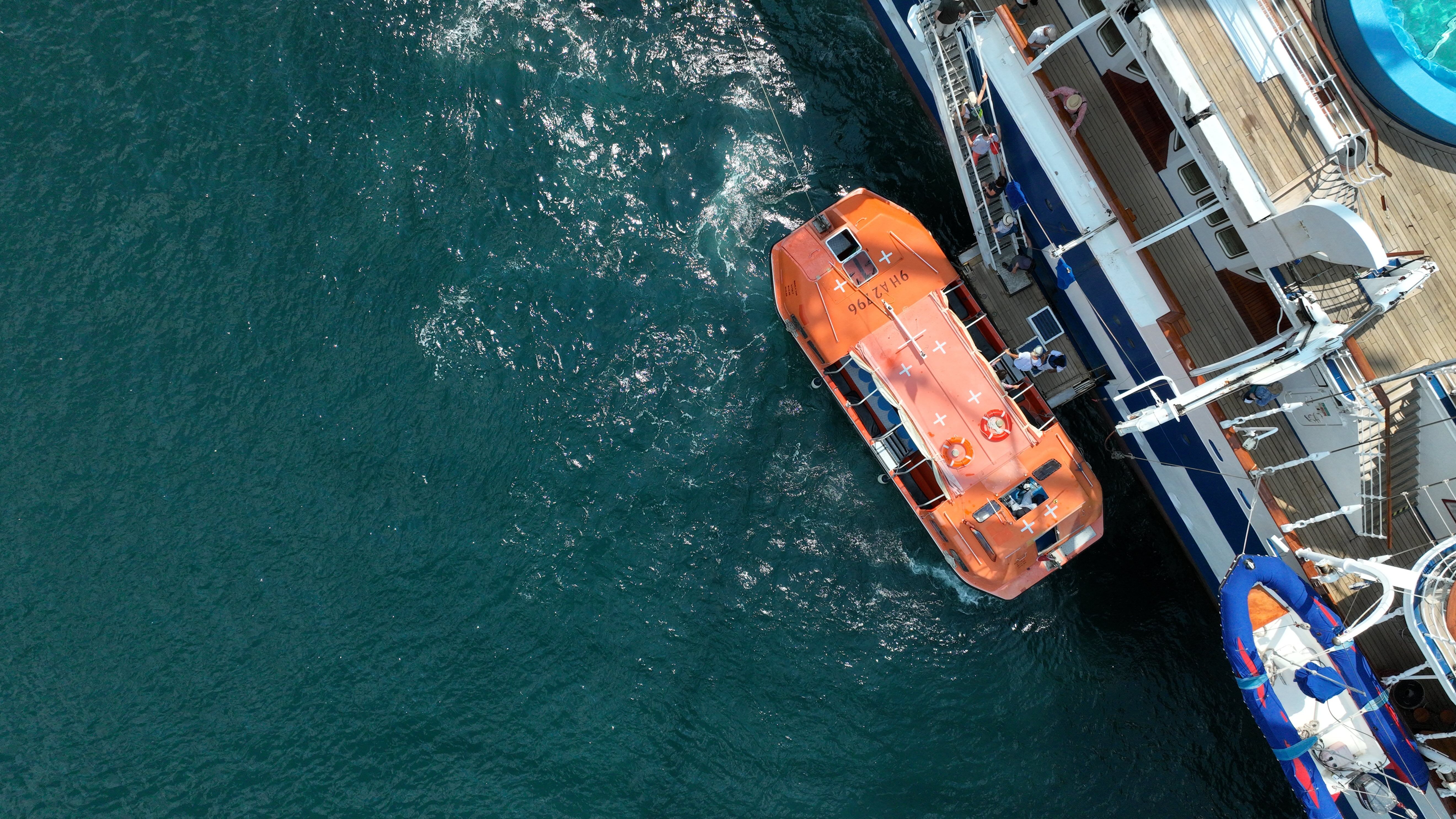 ettungsboot neben einem Kreuzfahrtschiff auf dem Meer während einer Hochseekreuzfahrt