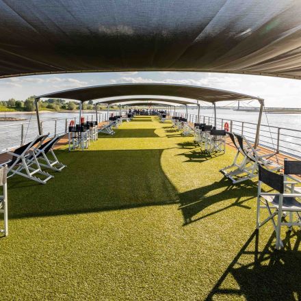 Kreuzfahrtschiff KD Moment auf dem Rhein mit Sonnendeck