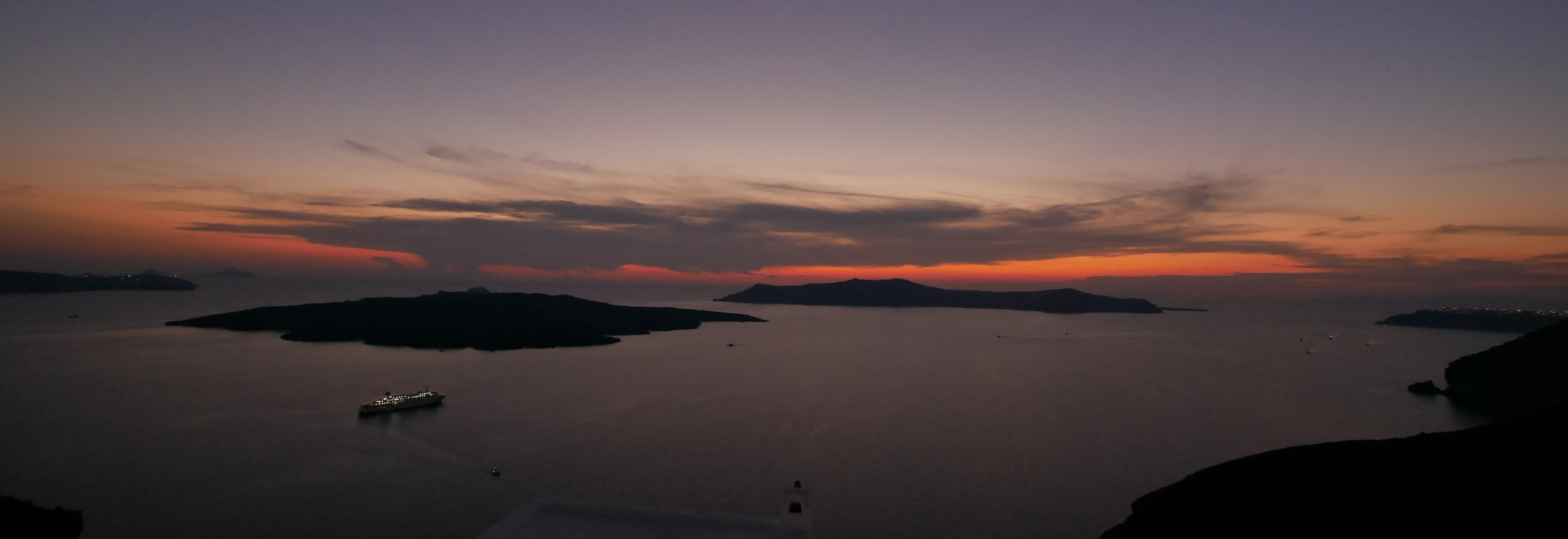 Blick von Santorini auf den Kykladen mit auf Meer und Küstenort