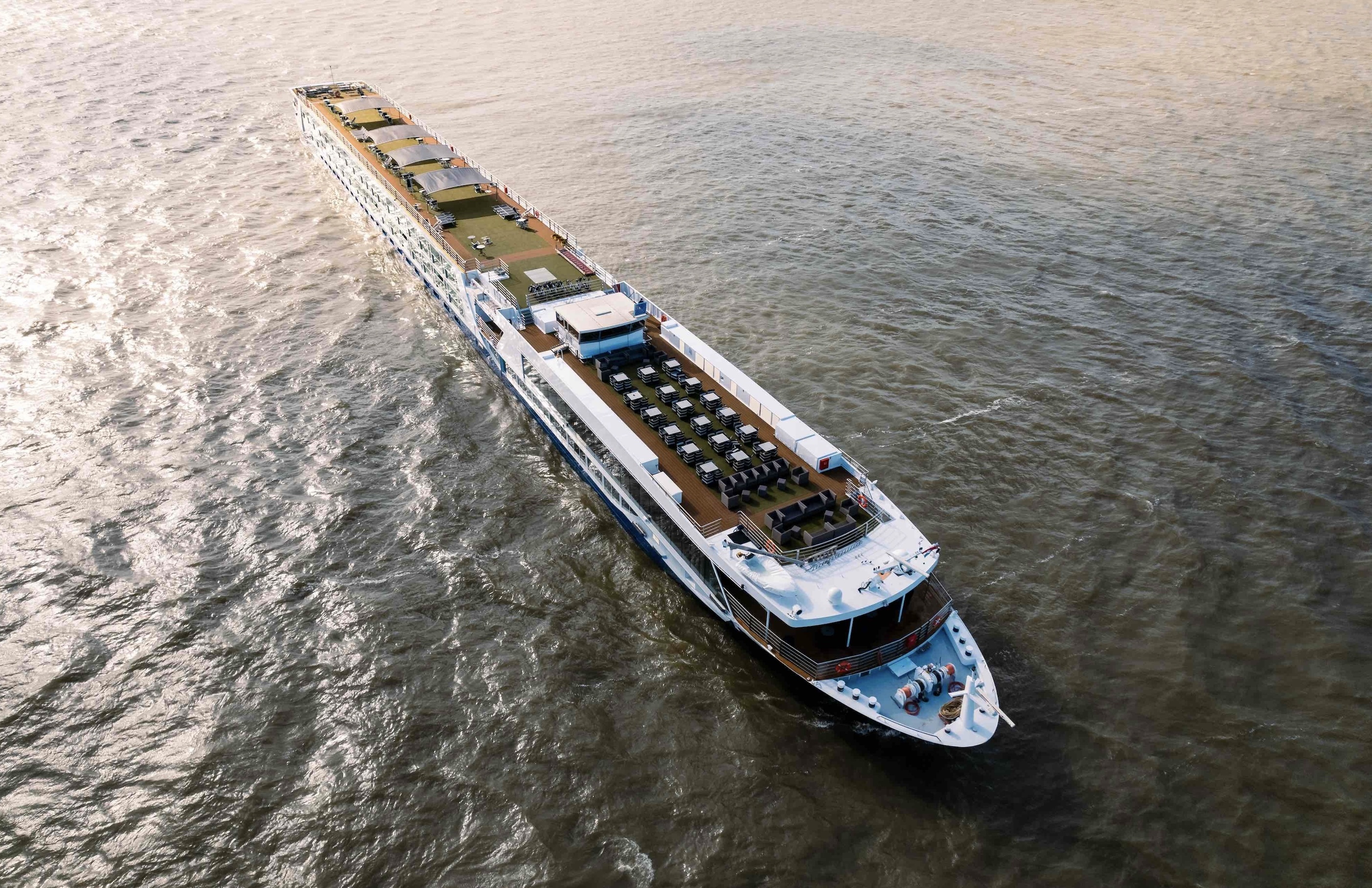 Modernes Flusskreuzfahrtschiff fährt auf dem Rhein aus der Drohnenperspektive