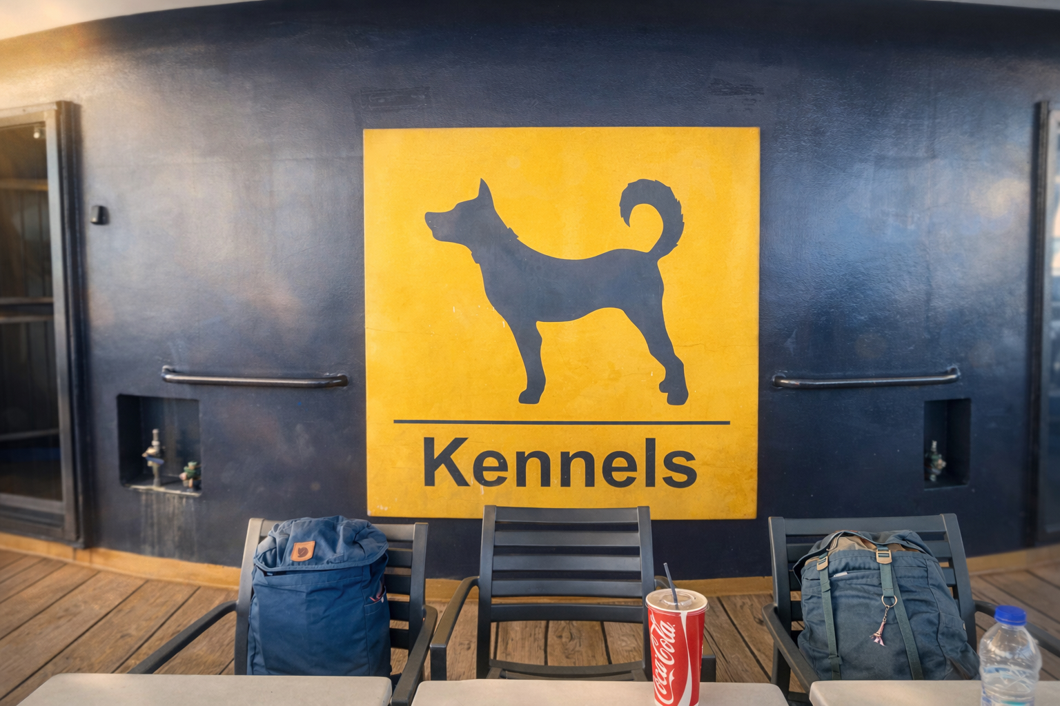 Hundekennels an Bord eines Schiffes - klassische Unterbringung von Hunden in separaten Bereichen während der Reise