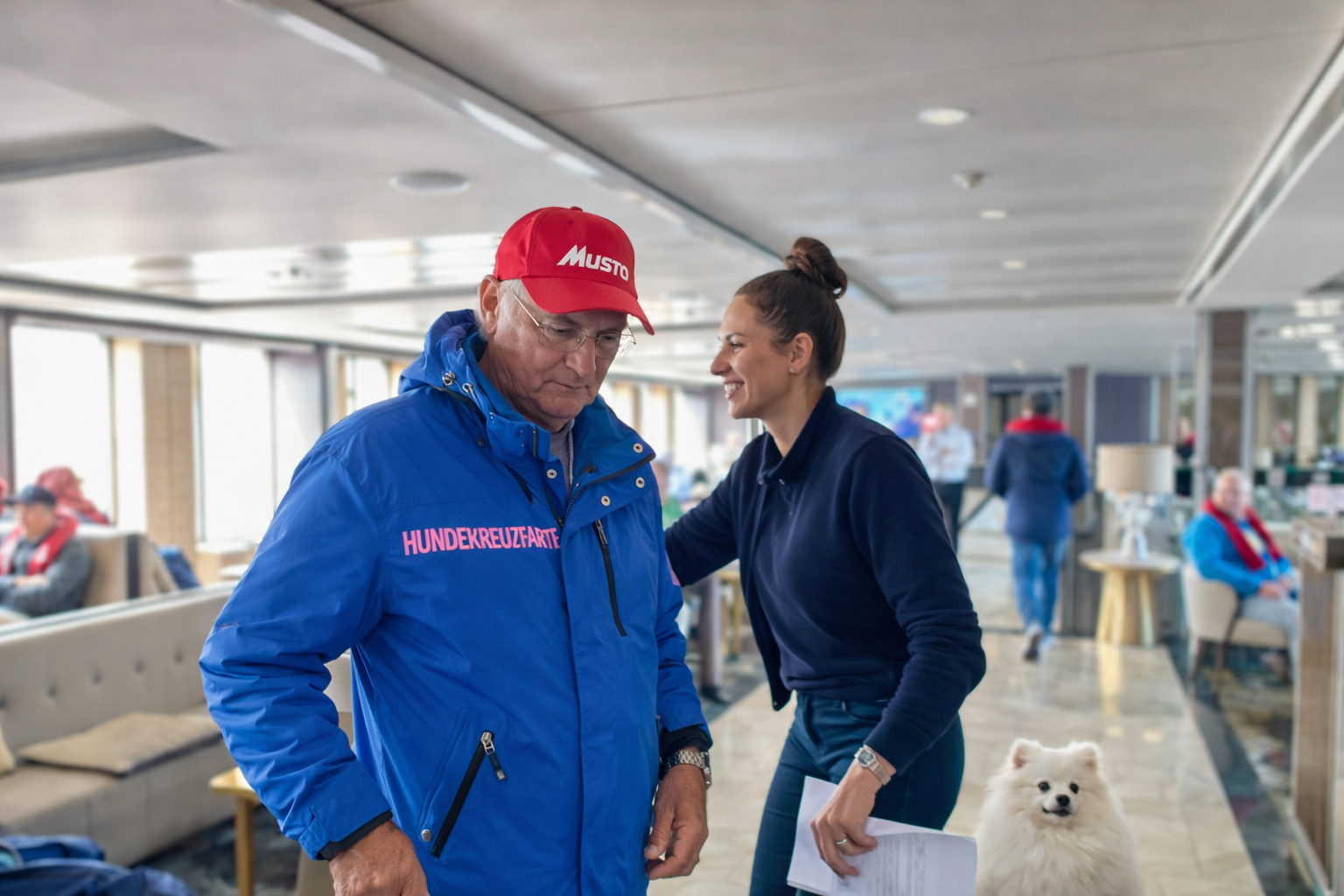 Weißer Hund sitzt Hund an Bord eines Flusskreuzfahrschiffs mit Reisebüro Hundekreuzfahrten