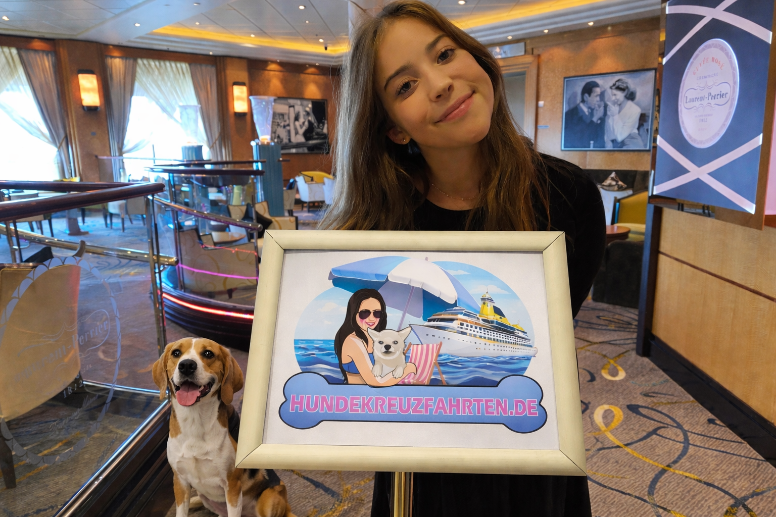 Frau eines Reisebüros lädt zur Veranstaltung Hundekreuzfahrten mit Hund auf Schiff