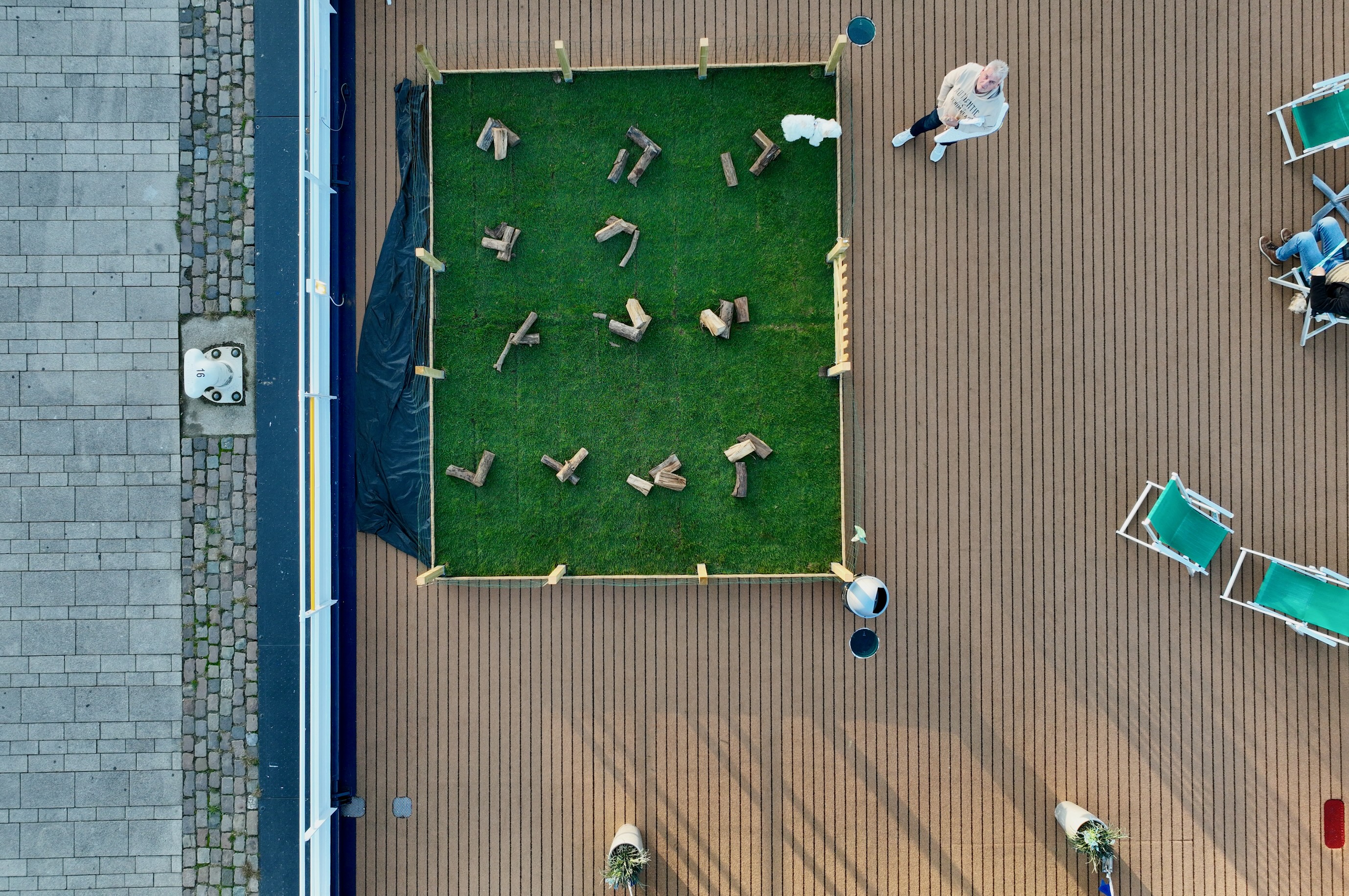 Hundeauslauf auf dem Sonnendeck eines Flusskreuzfahrtschiffes - Bereich für Hunde auf Flusskreuzfahrt
