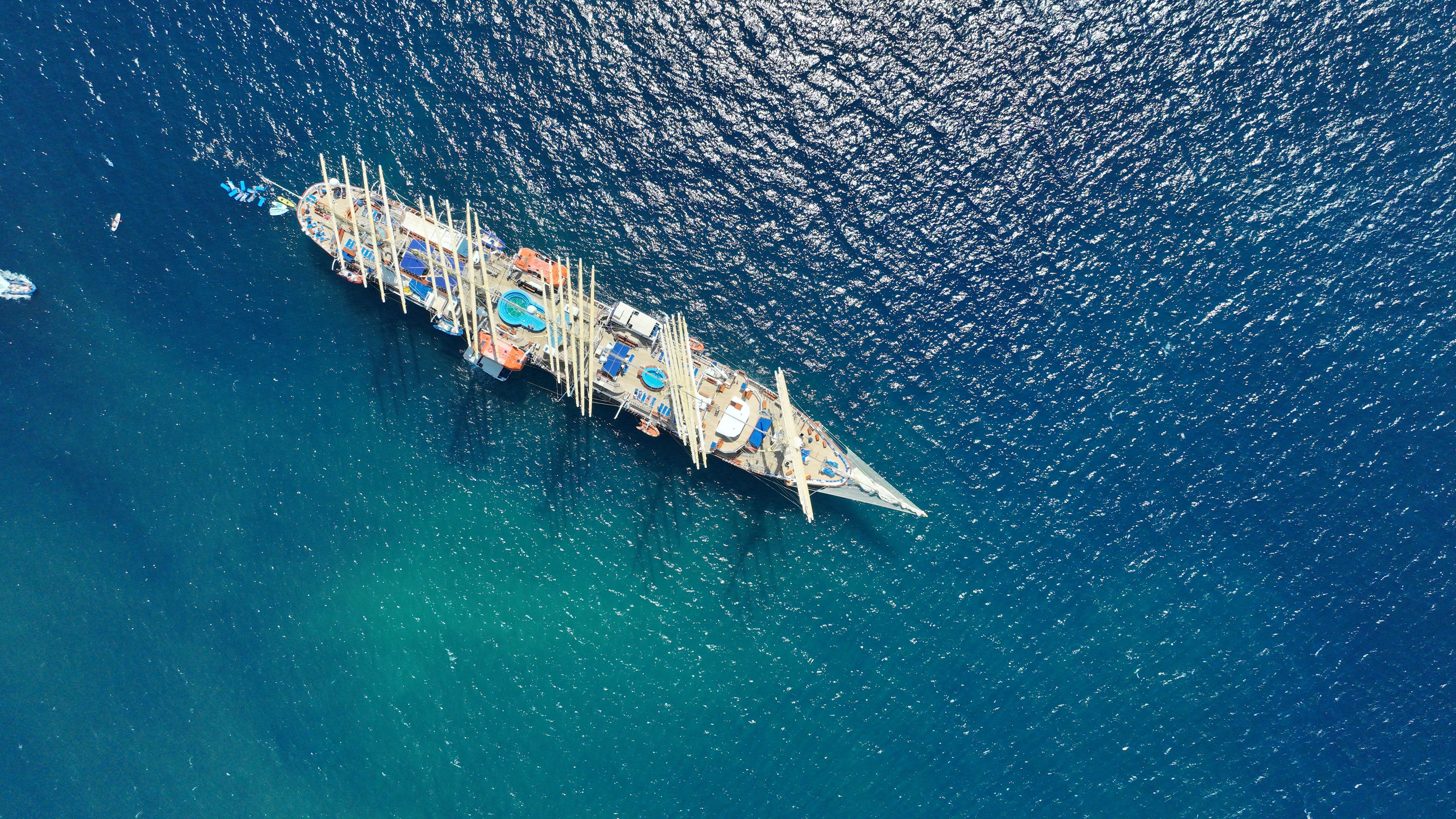 Segelschiff auf dem Meer während einer Hundekreuzfahrt mit Beiboot im Vordergrund